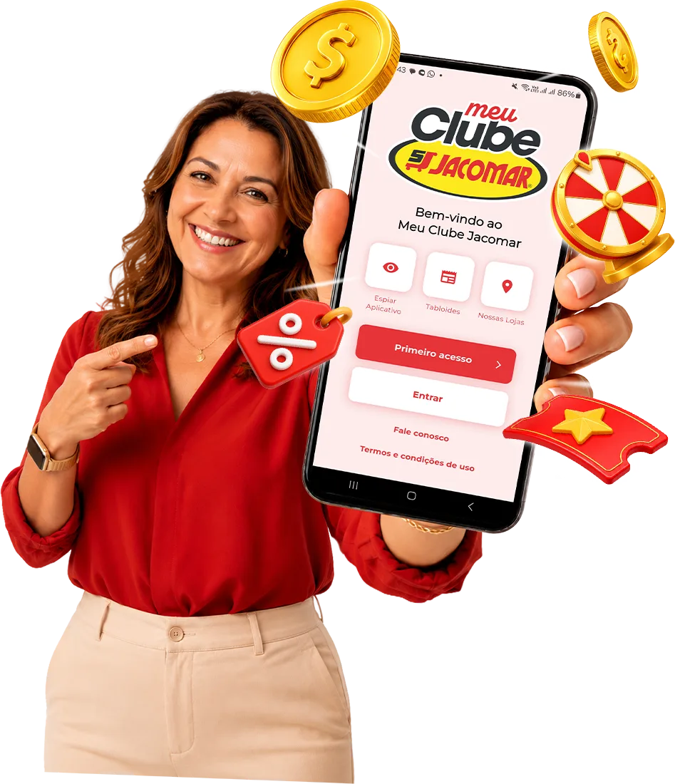 Cliente segurando o celular com o aplicativo Meu Clube Jacomar aberto
